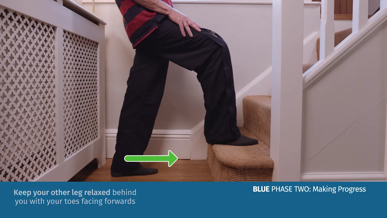 en person som går i trapper