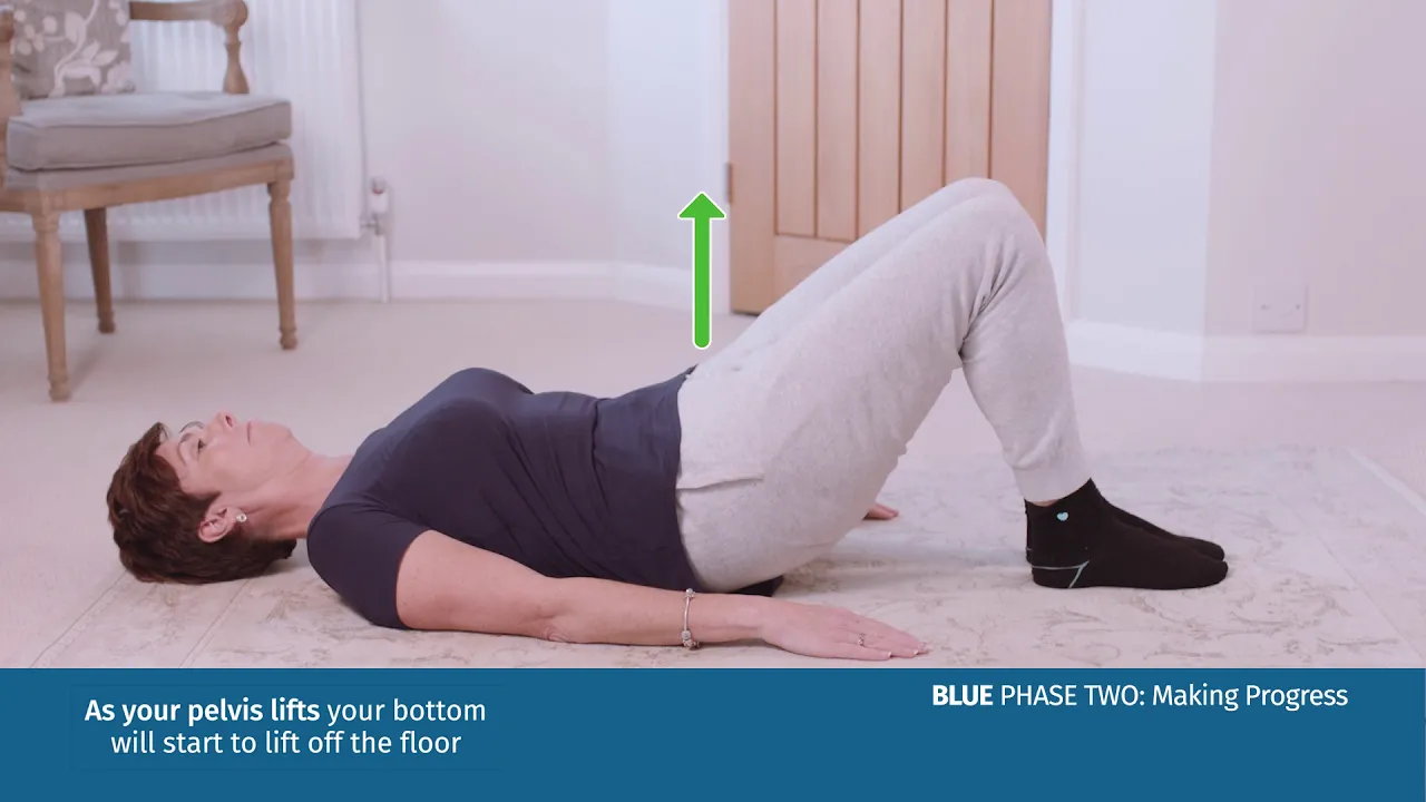 en person som ligger på gulvet