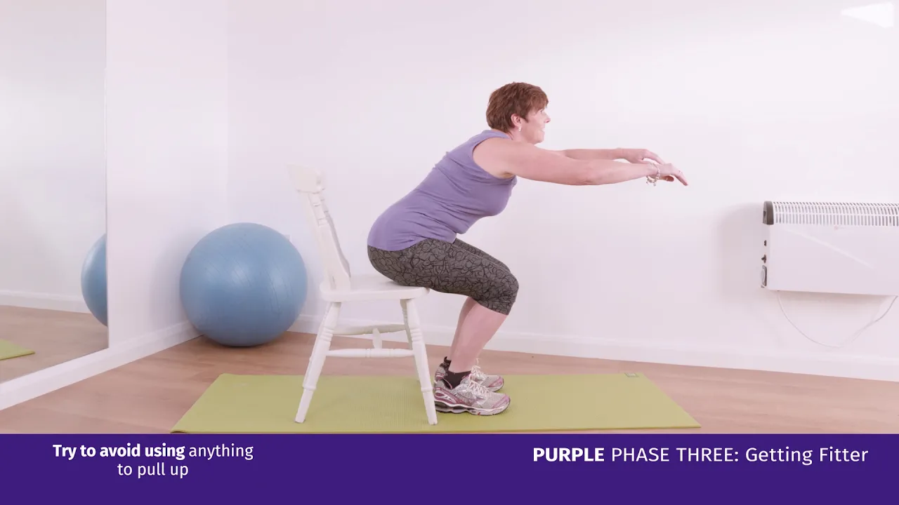 žena, ktorá cvičí na stoličke