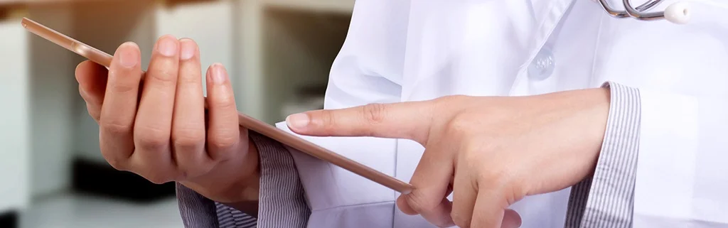 osoba trzymająca ołówek