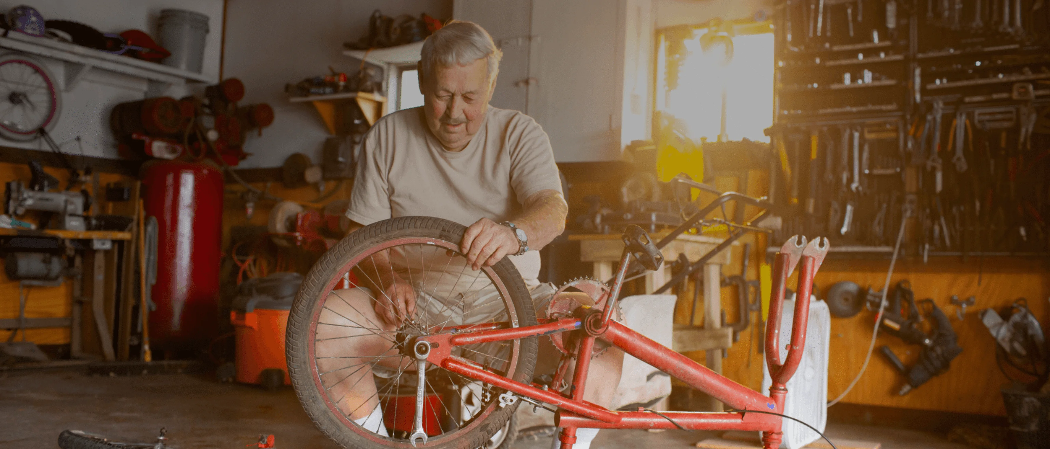 Una persona que trabaja en una bicicleta