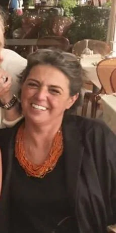 Una donna che sorride alla telecamera