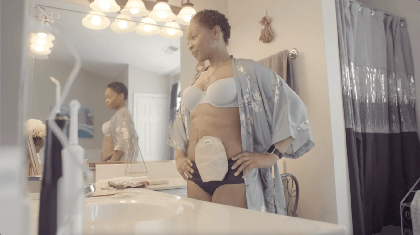 une personne en robe blanche