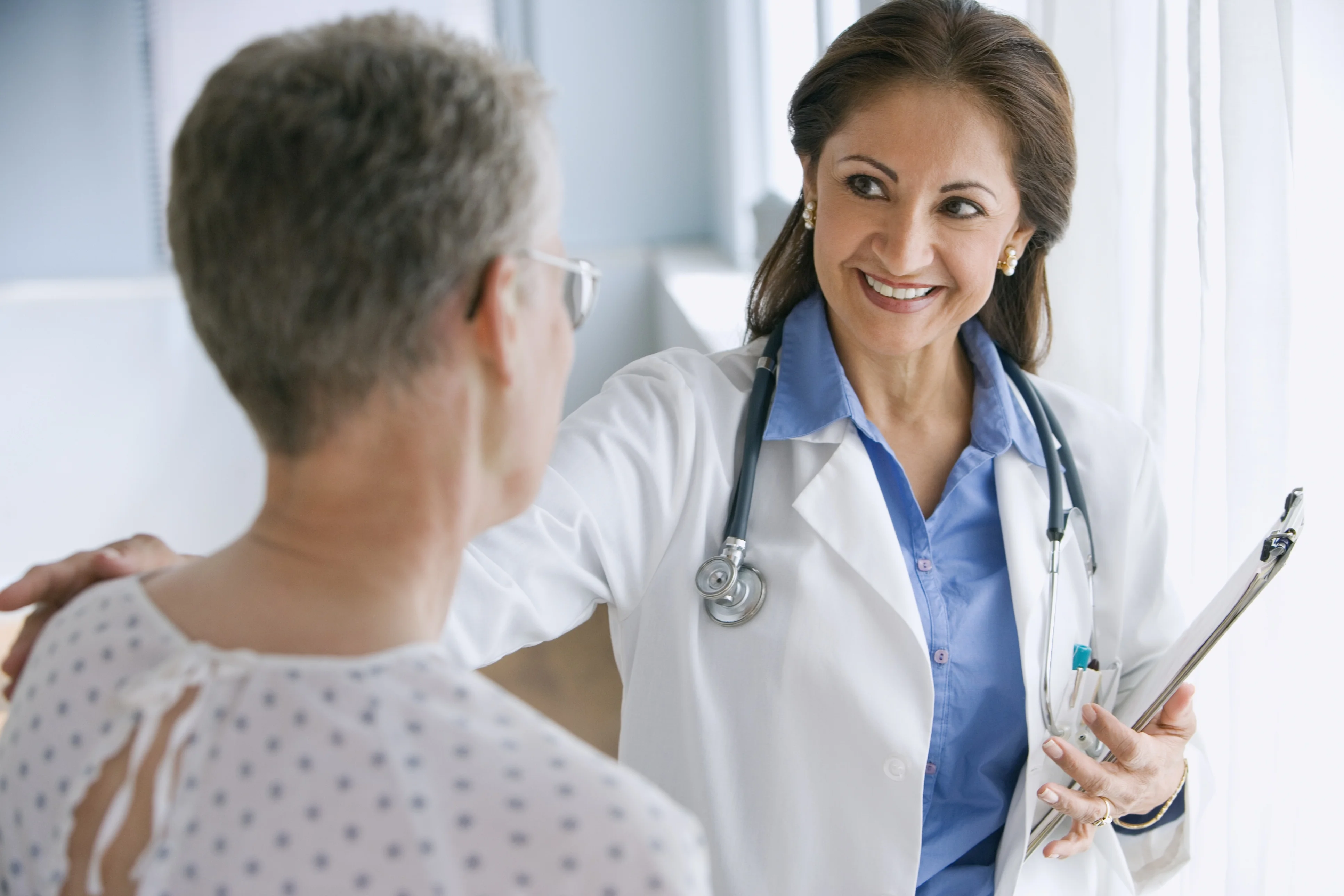 lekarz rozmawiający z pacjentem