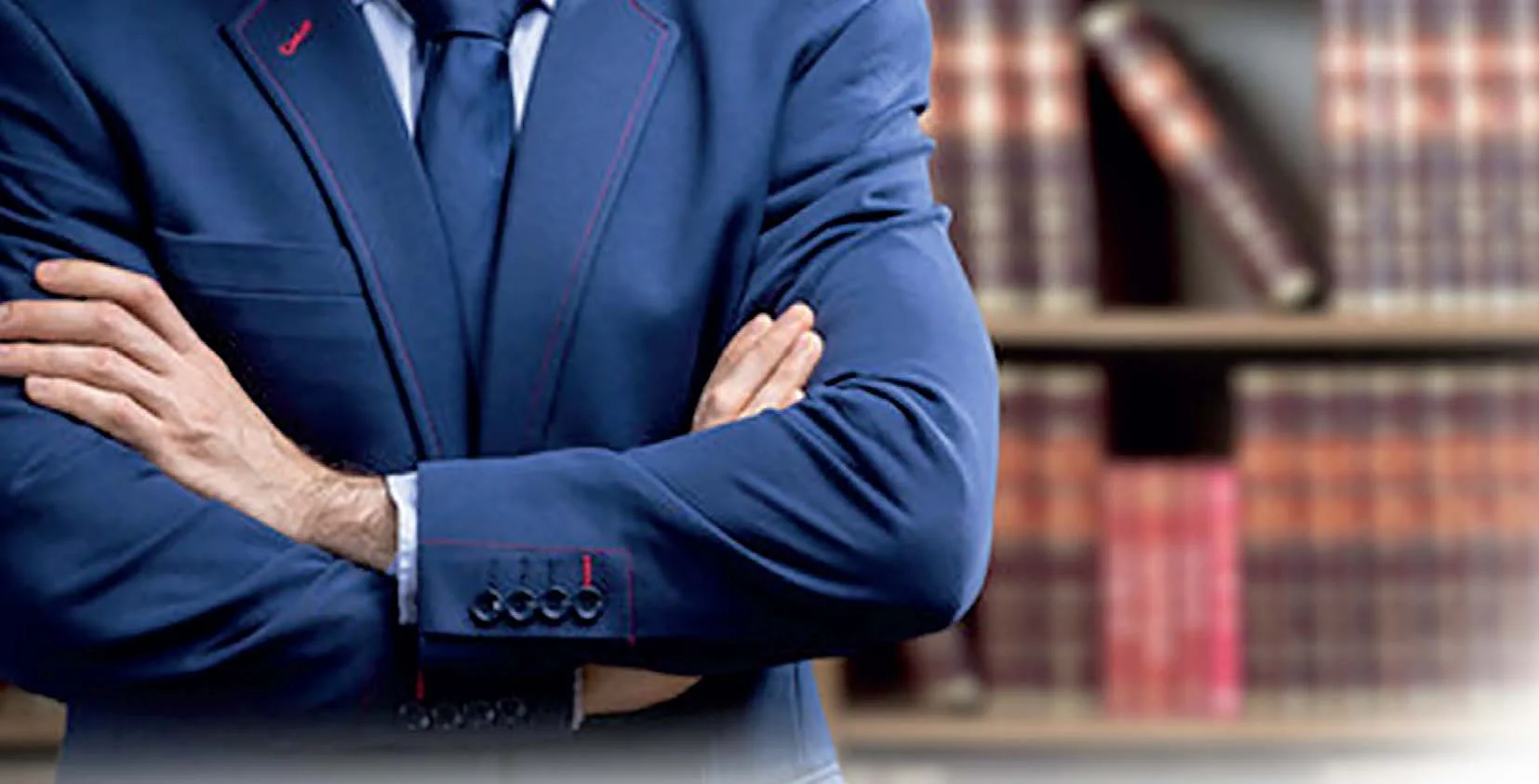 腕を組んだスーツ姿の男性