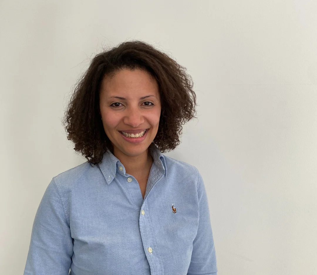 カメラに向かって笑顔を浮かべる人物