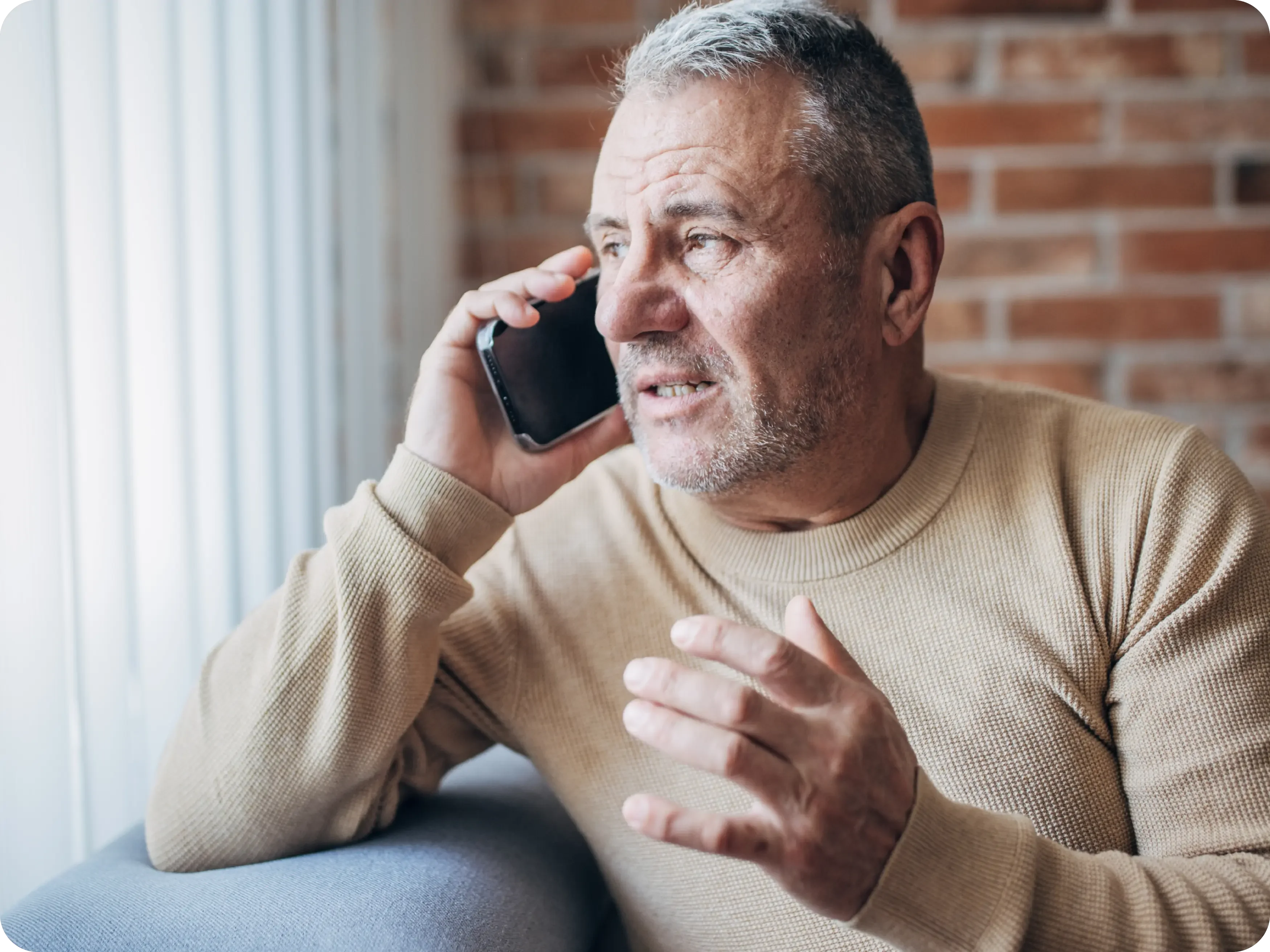 Un hombre sosteniendo un teléfono