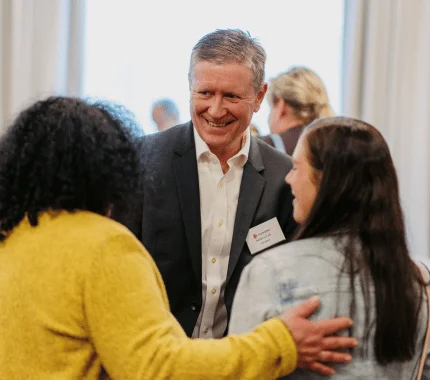 mężczyzna i kobieta uśmiechnięci się