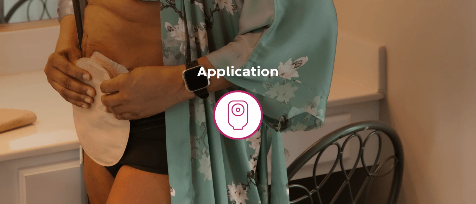 Vrouw die vol vertrouwen haar zakje houdt - een veilig buidelsysteem.