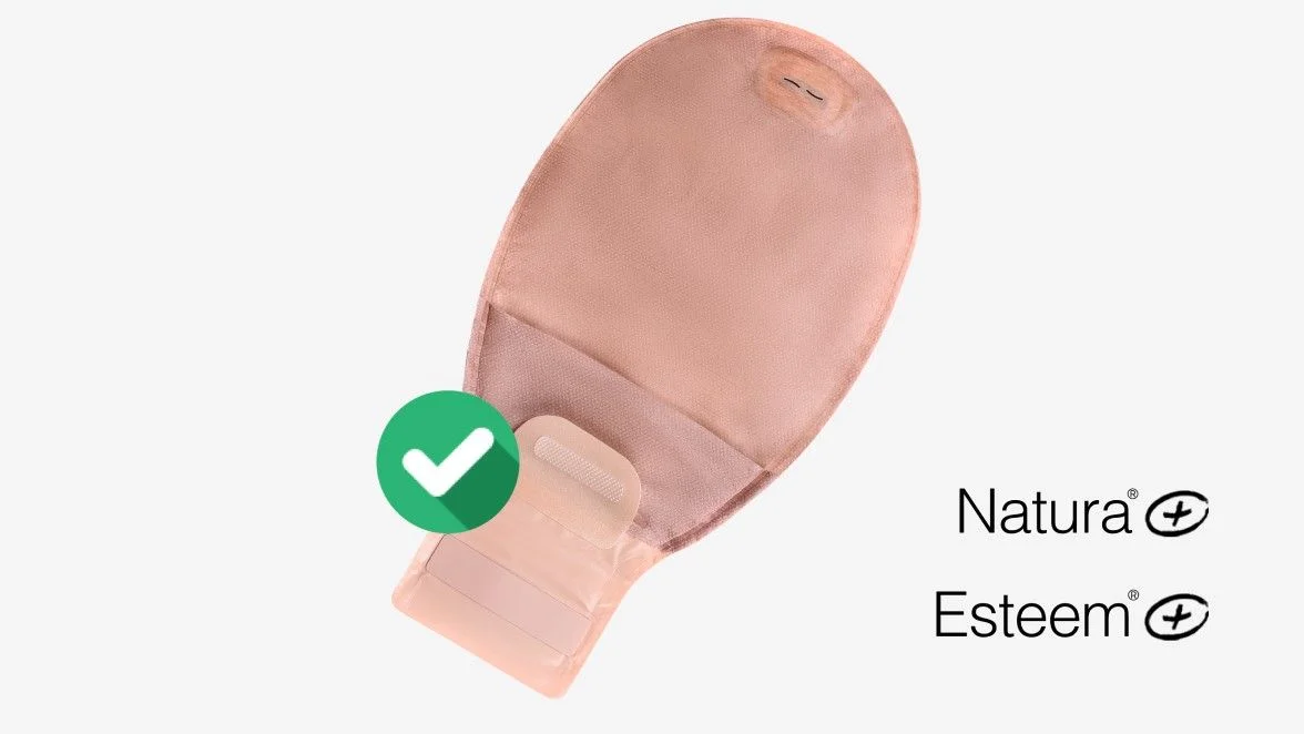 Der Mund einer Person mit einer Pille darin