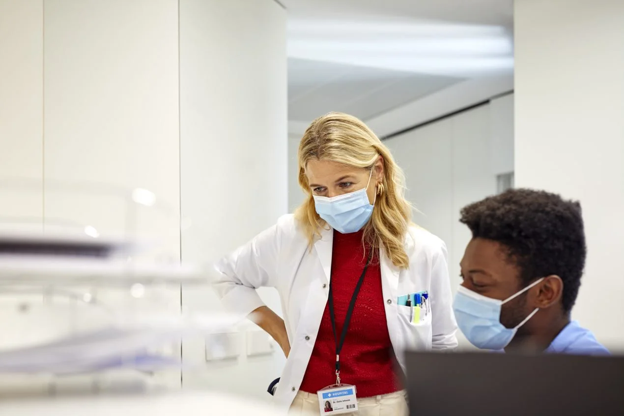 Un médico mirando a un paciente