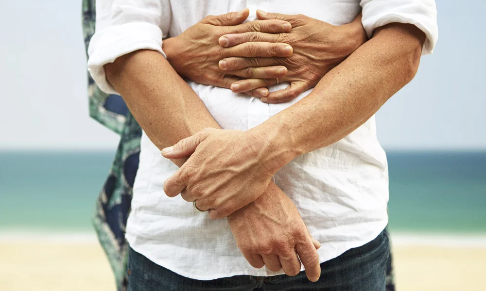 zbliżenie ludzi trzymających się za ręce