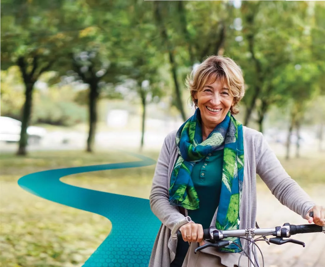 una persona montando en bicicleta