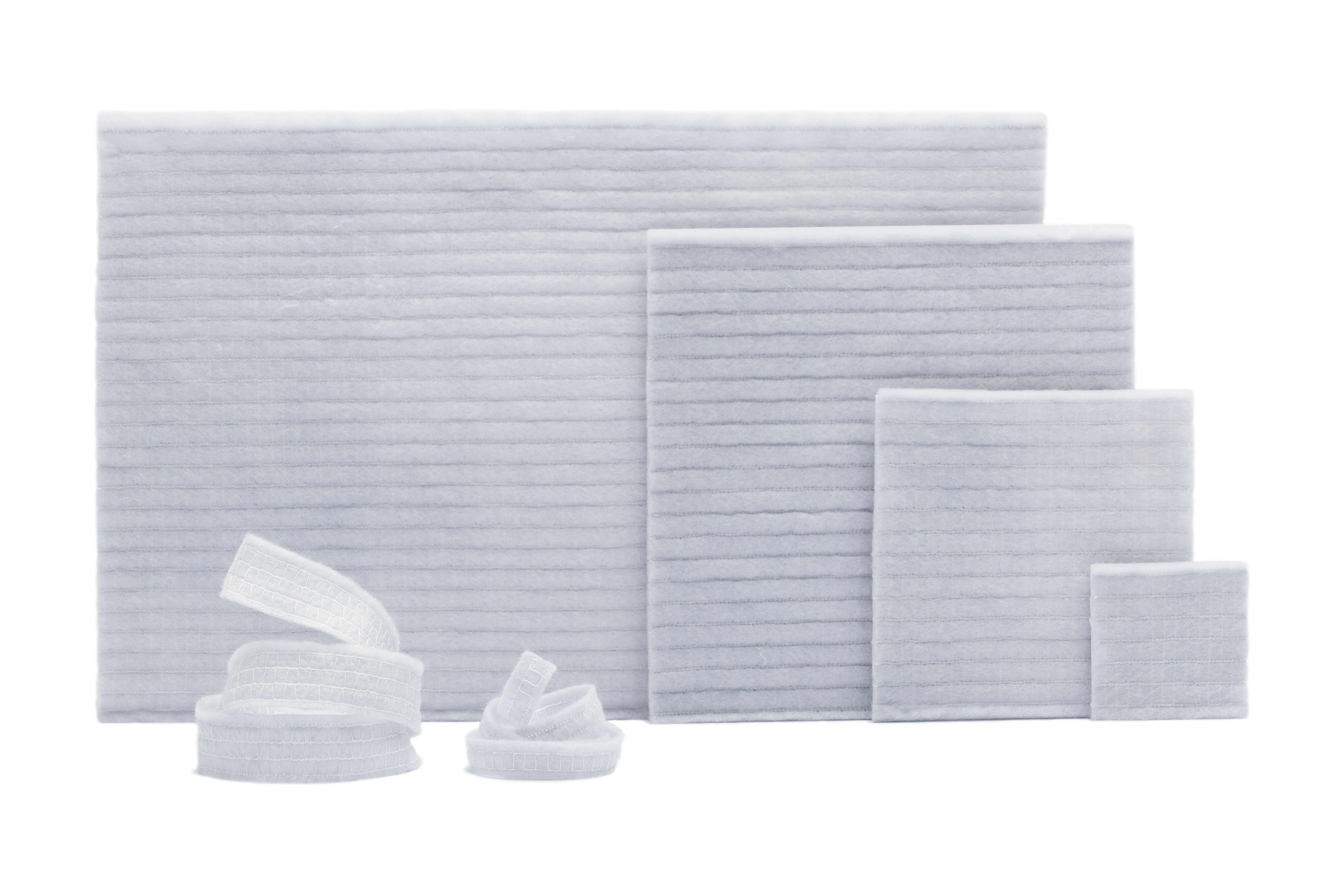 un groupe de boîtes blanches