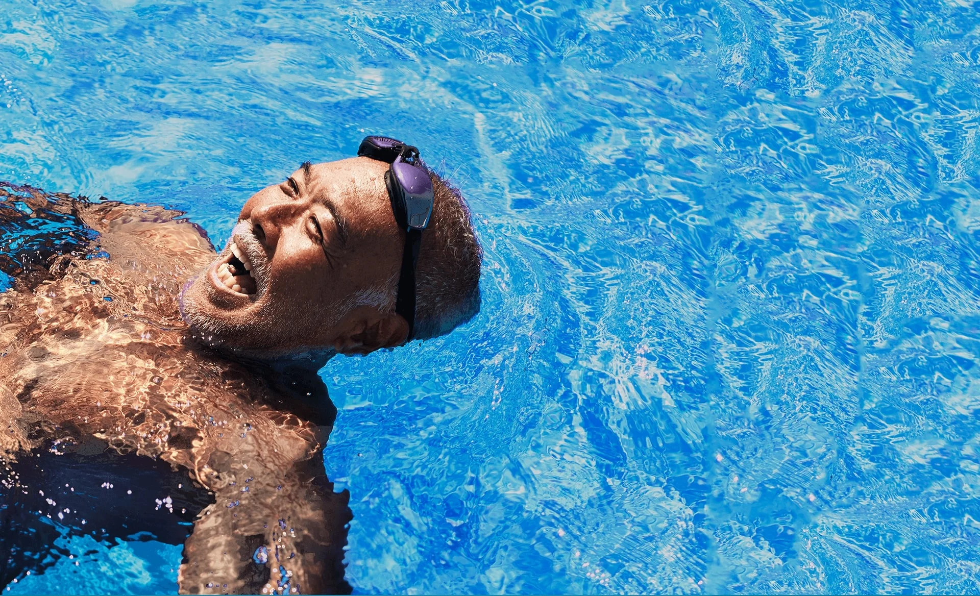 Un hombre en una piscina