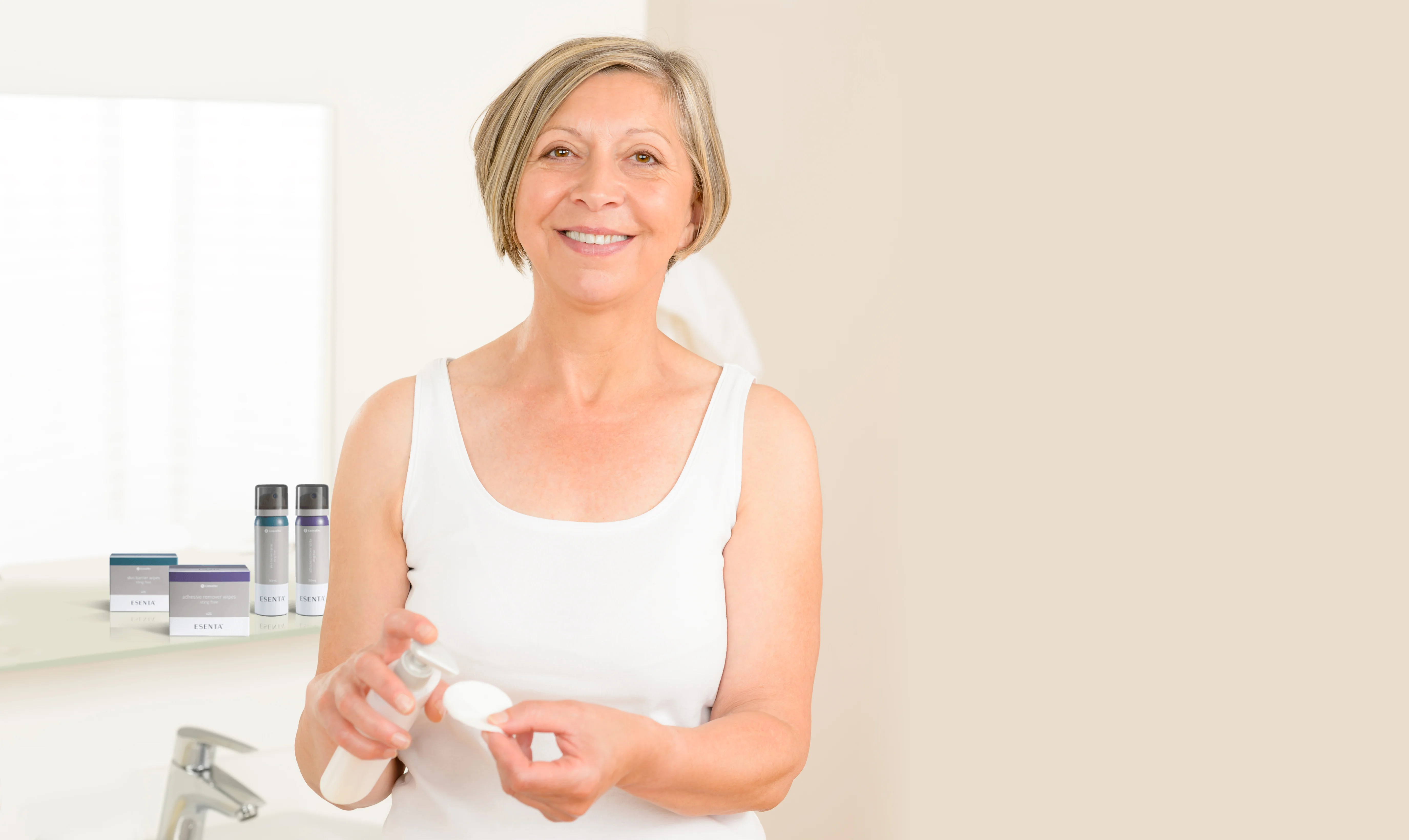 žena usmievajúca sa a držiaca fľašu