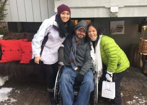 un gruppo di persone in posa per una foto