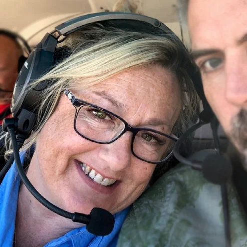 un uomo che indossa gli occhiali