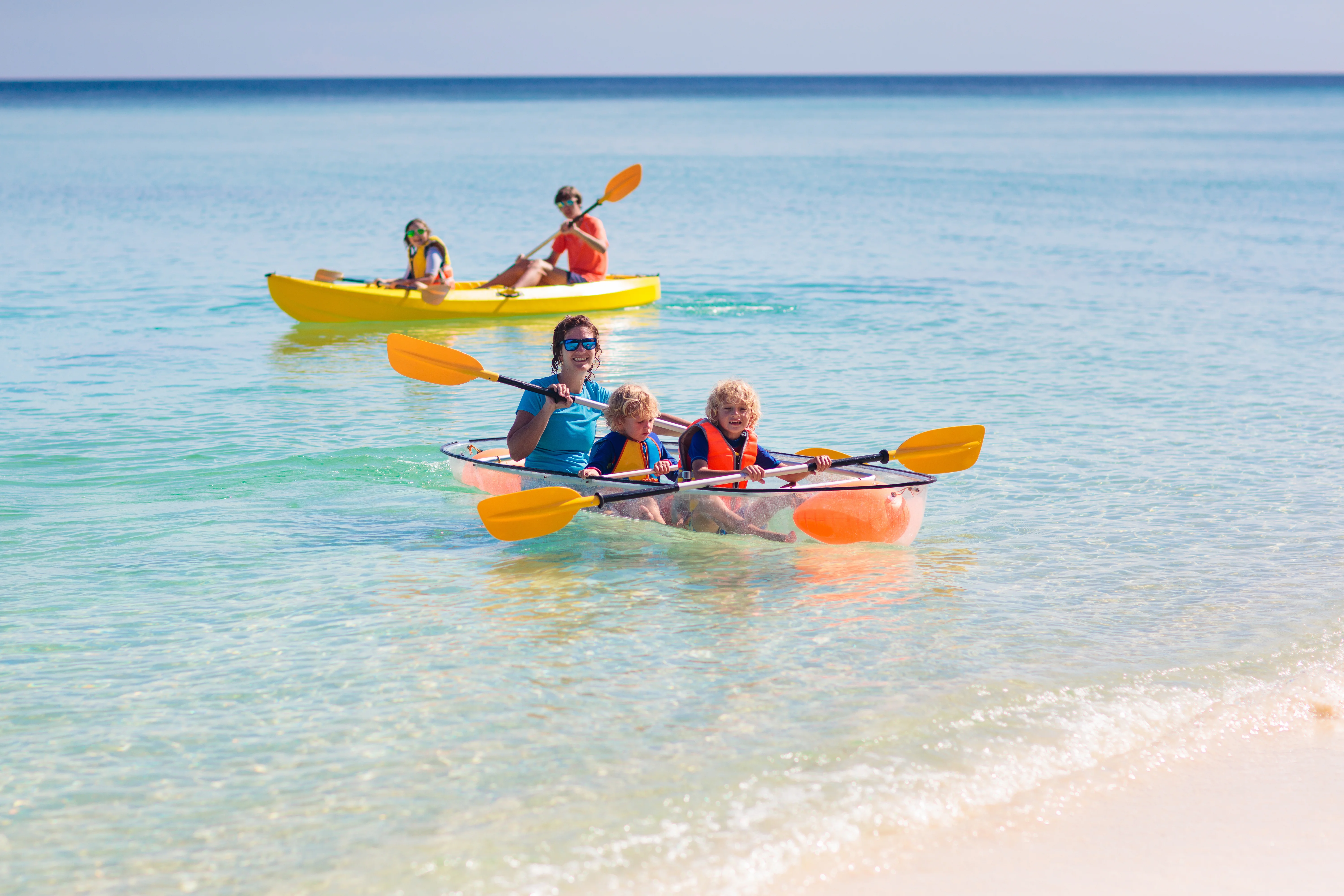 un groupe de personnes en kayaks
