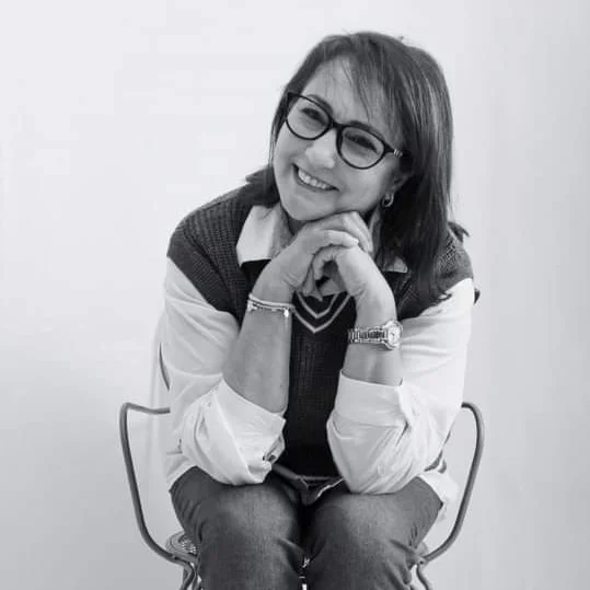 une femme portant des lunettes et une cravate