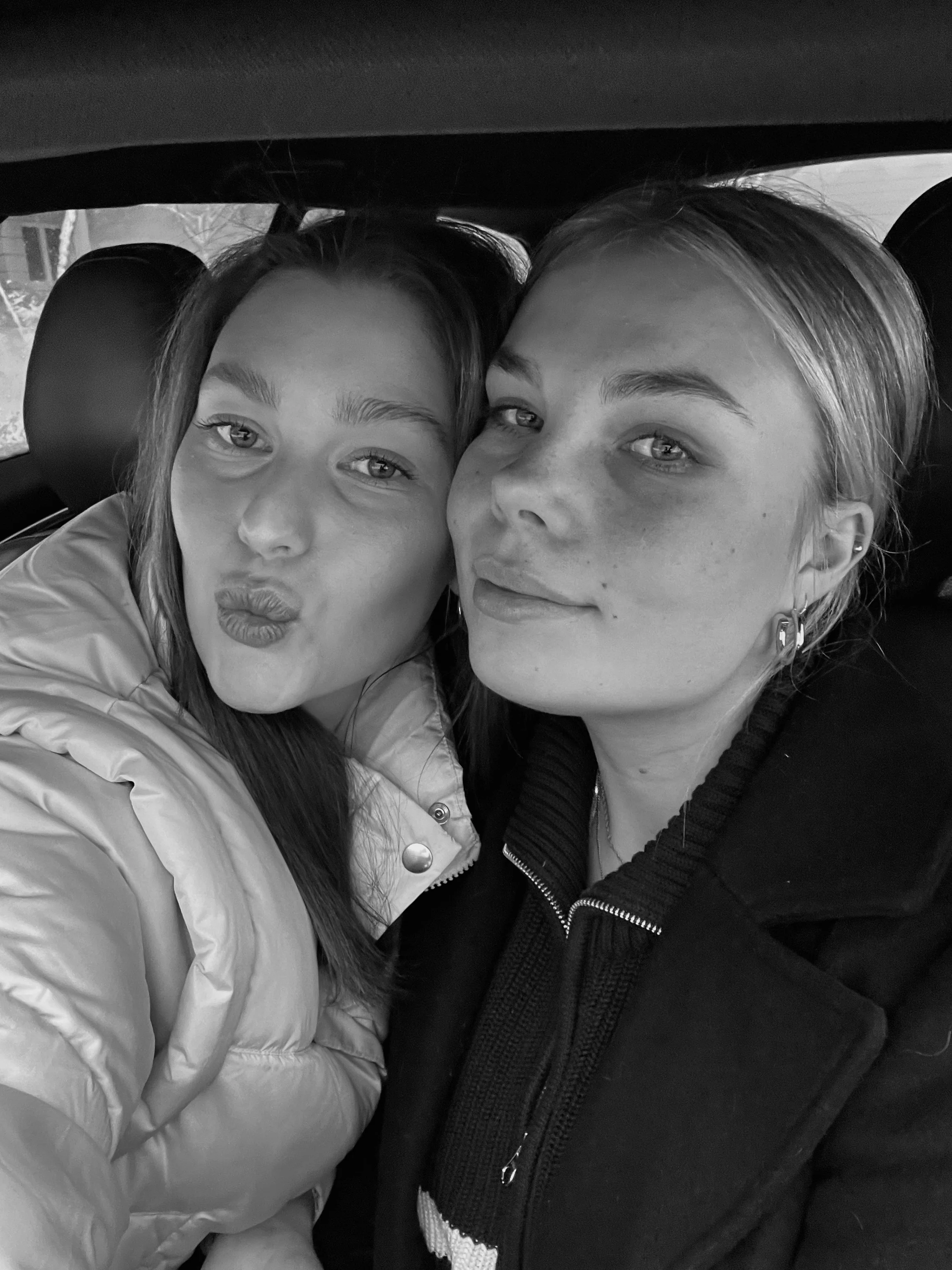 Um casal de mulheres posando para a câmera